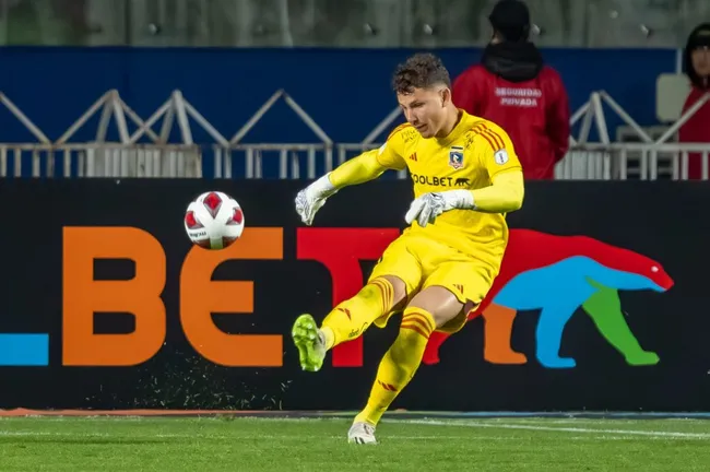Martín Ballesteros tuvo un positivo debut en el fútbol profesional por Colo Colo ante River Plate. (Foto: Guillermo Salazar)