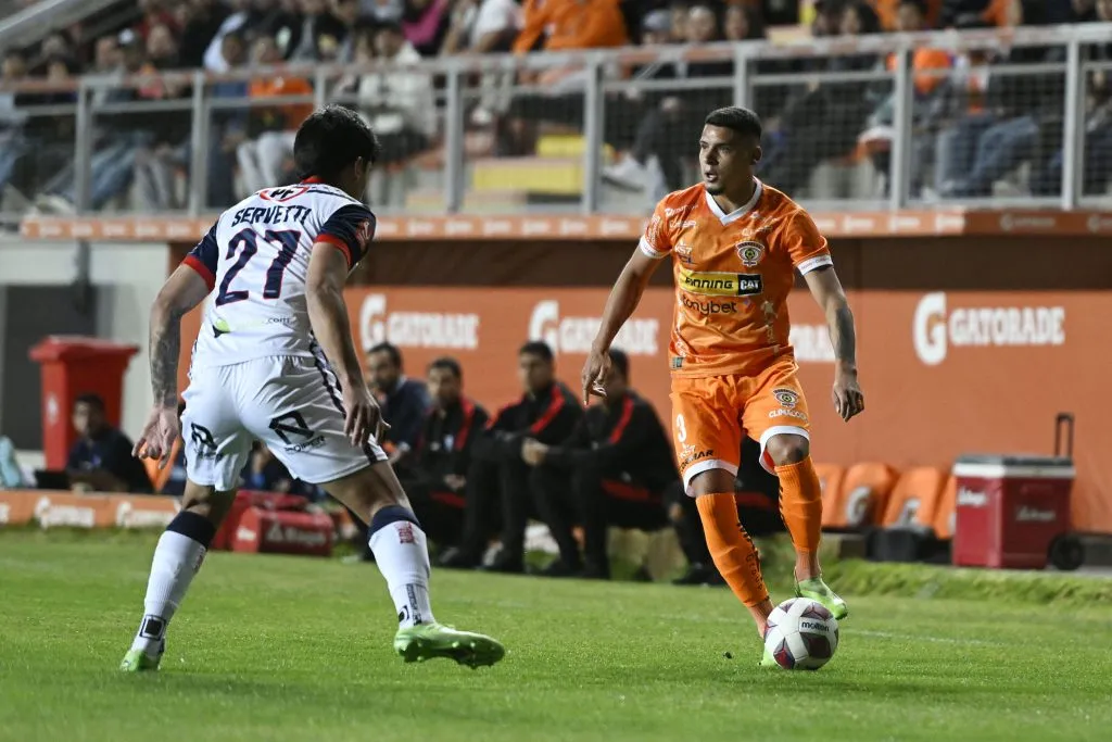 Yerko Águila -derecha- seguirá jugando en Cobreloa durante la temporada 2024