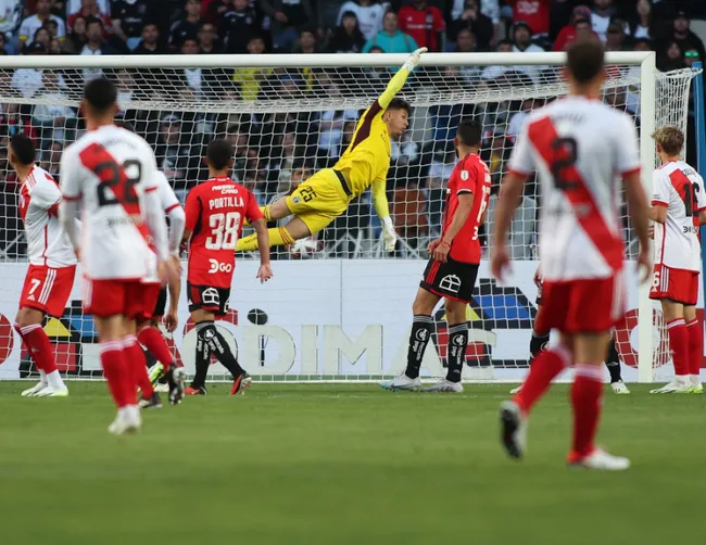 Ballesteros se ganó el aplauso de los hinchas colocolinos | FOTO: Colo Colo