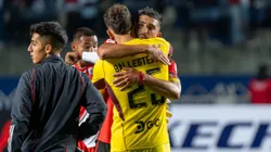 El potente abrazo de Emiliano Amor tras su retorno a Colo Colo con uno que debutó hoy, Martín Ballesteros