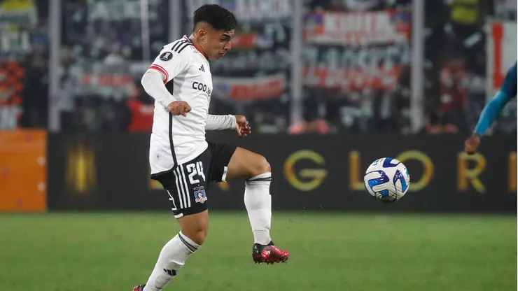 El futbolista de 19 años ahora quedó con arresto domiciliario y prohibición de acercarse a la víctima de sus agresiones.