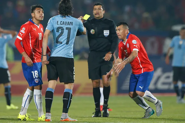 Uno de los momentos más particulares de Jara defendiendo a Chile (Photosport)