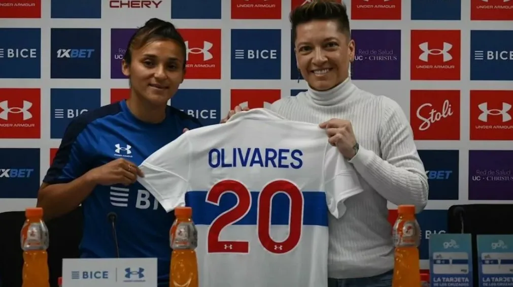 Olivares junto a De Grange en la presentación de la talentosa volante (Prensa Cruzados)
