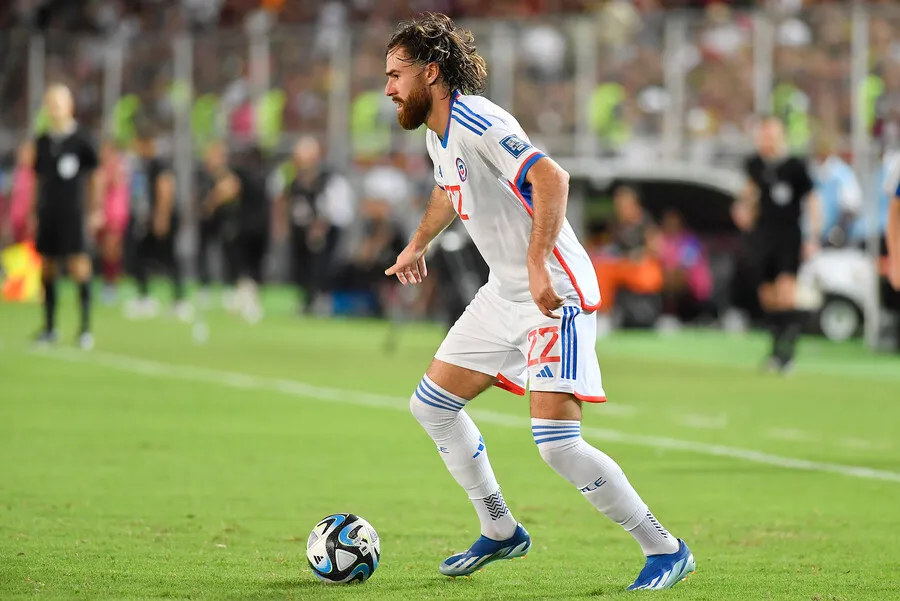 Pato Yáñez le dejo sutil palo a Ben Brereton Díaz. | Foto: Photosport