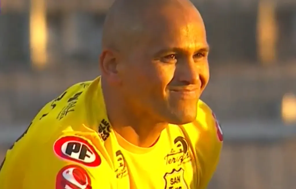 Humberto Suazo celebró con todo su gol 17 con San Luis de Quillota (Pantallazo TNT Sports)