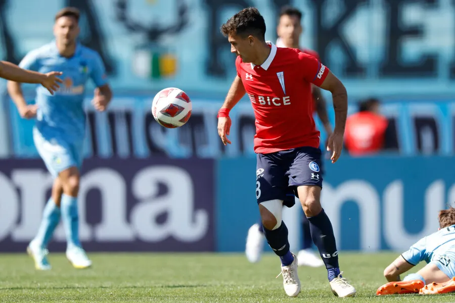 El King no se la dejó pasar a Saavedra. | Foto: Photosport