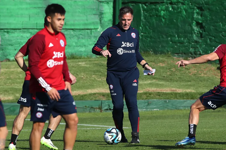 Guarello le pone presión a Berizzo. | Foto: Photosport