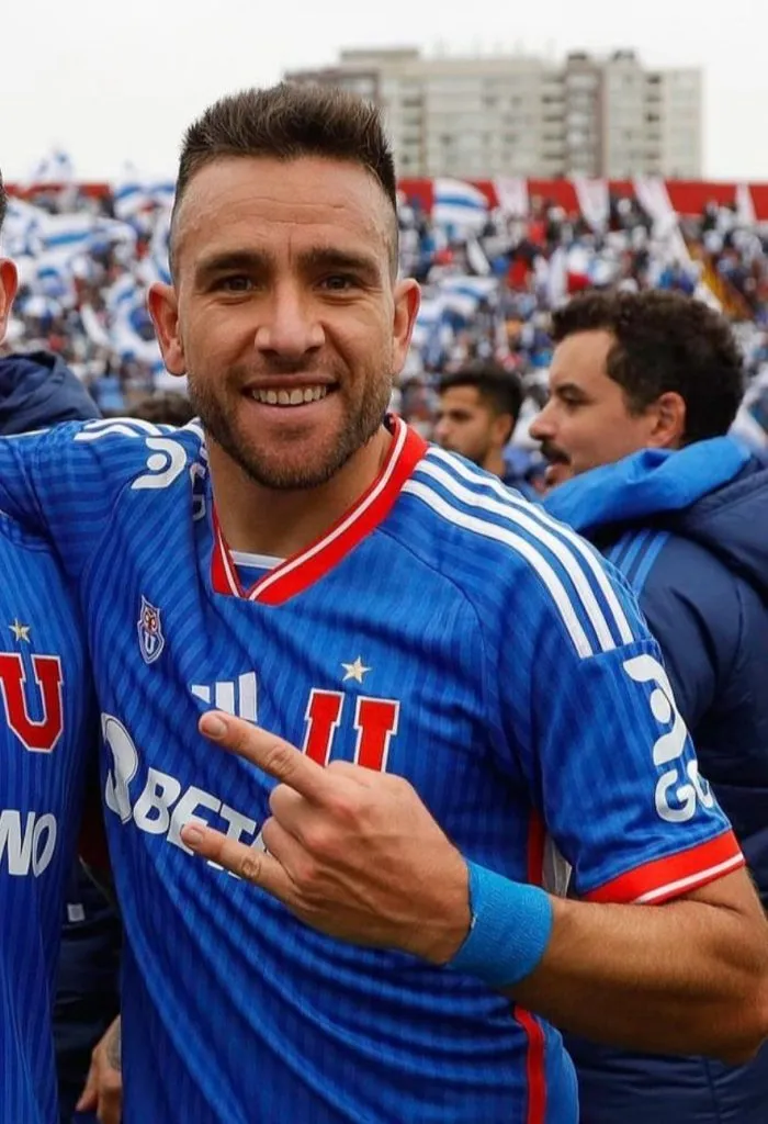 Su pasado albo, complica a Zaldivia para ser capitán, sostiene Caamaño (Prensa Universidad de Chile)