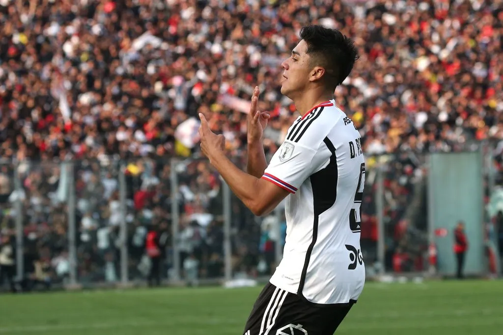 La celebración de Pizarro en apoyo a Thompson | Foto: Photosport