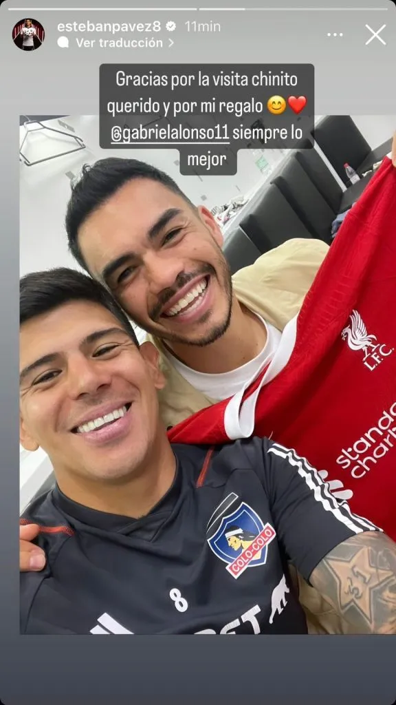 El capitán de Colo Colo, Esteban Pavez, exhibió en su Instagram la visita de Gabriel Suazo al camarín, quien incluso le obsequió una camiseta del Liverpool, su último rival en la Europa League.