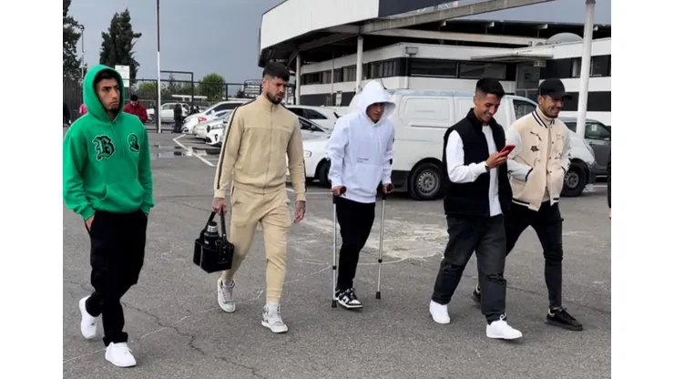 Alexander Oroz llegó en muletas al Estadio Monumental para alentar a sus compañeros de Colo Colo.