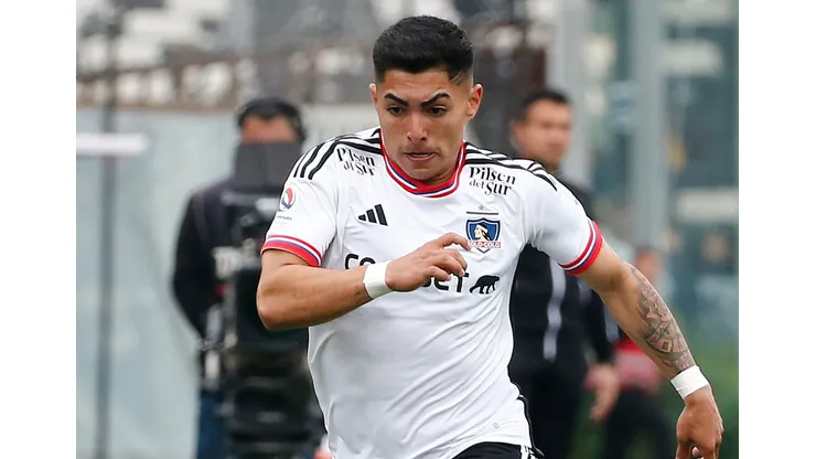 El futbolista Jordhy Thompson podría ser desvinculado de Colo Colo. (Foto: Photosport)