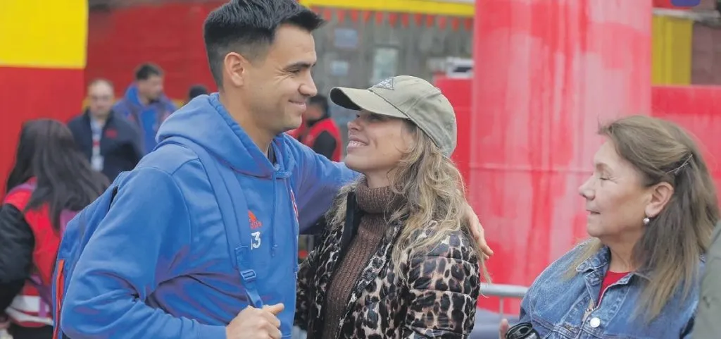 Toselli y el abrazo con su esposa tras el partido (Foto LUN)