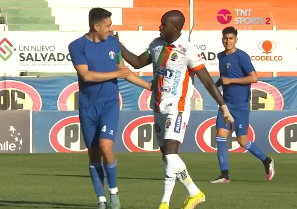 Osvaldo Bozzo -izq- es el capitán de Audax Italiano con la improvisada camiseta (TNT Sports)