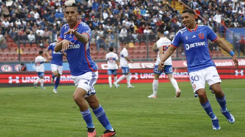 Leandro Fernández tuvo conversación con Cristián Palacios previo al segundo penal de la Universidad de Chile (Foto: Photosport)