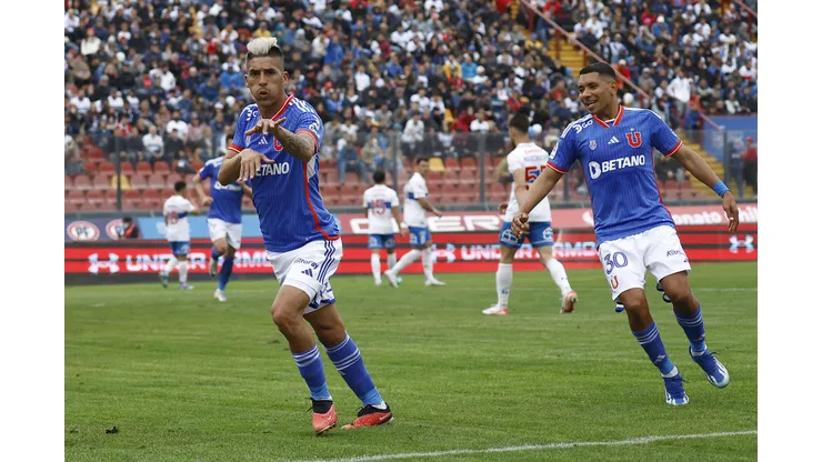 Leandro Fernández tuvo conversación con Cristián Palacios previo al segundo penal de la Universidad de Chile (Foto: Photosport)