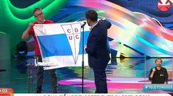 El Presidente de la República se hace presente donando bandera de la UC a la Teletón.