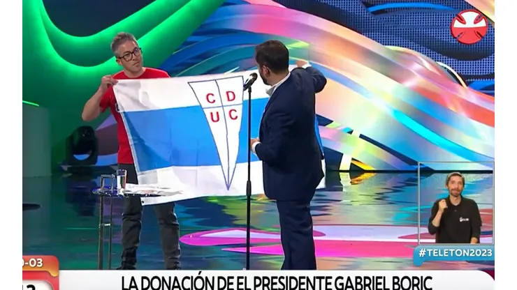 El Presidente de la República se hace presente donando bandera de la UC a la Teletón.