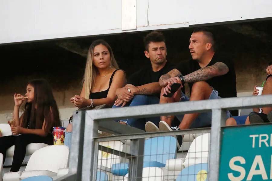 Roberto Gutiérrez -al centro- evaluando si seguirá su carrera en el fútbol profesional (Photosport)