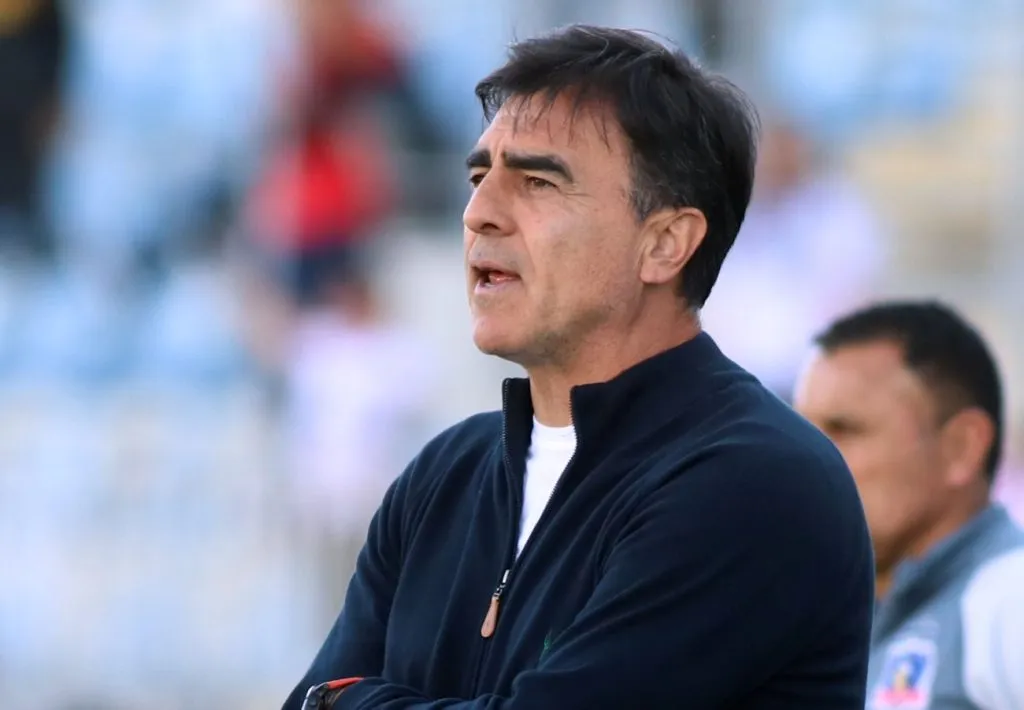 Gustavo Quinteros lidera las preferencias para ser el nuevo DT de la Roja. Pero ahora hay dos opciones que toman fuerza. (Foto: Photosport)