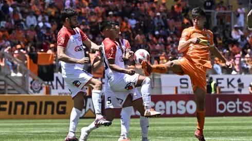 Bastián Tapia -derecha- es la obsesión de la dirigencia de Cobreloa para 2024