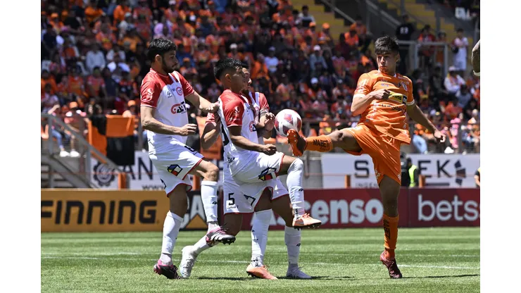 Bastián Tapia -derecha- es la obsesión de la dirigencia de Cobreloa para 2024