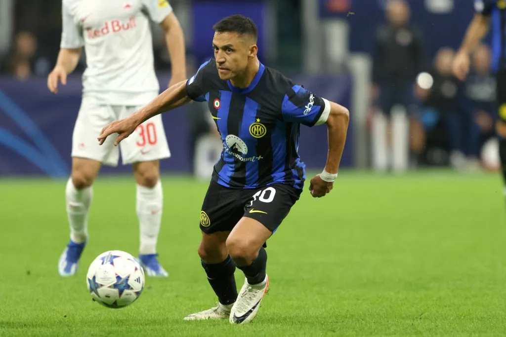 Alexis Sánchez controla el balón de fútbol