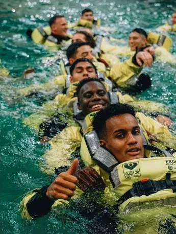 Osorio junto a sus compañeros en el agua (Prensa Midtjylland)