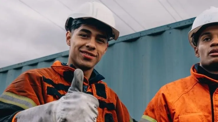 Darío Osorio se luce como bombero en Dinamarca
