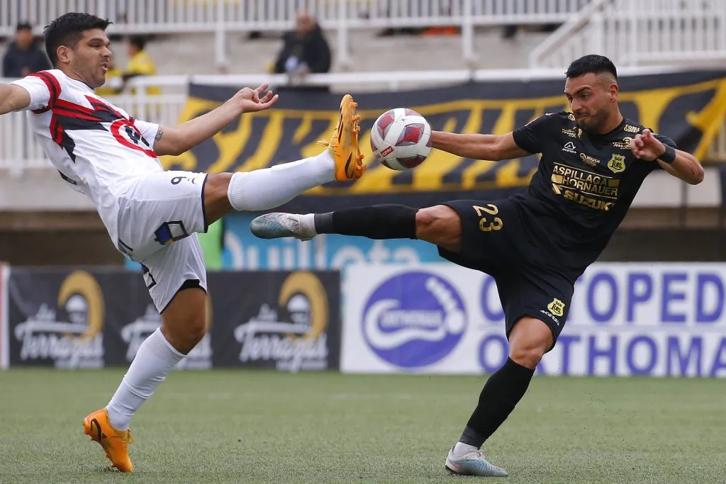 Le bajan el pulgar a Lionel Altamirano -izq- para reforzar el ataque de Cobreloa para 2024 (Photosport)