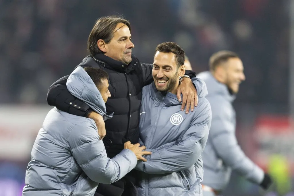 Alexis Sanchez y Hakan Calhanoglu festejaron con Inzaghi el nuevo triunfo del Inter. (Imago)