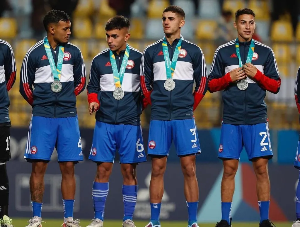Bruno Gutiérrez junto a La Roja Sub 23 en el podio del fútbol masculino en los Juegos Panamericanos Santiago 2023. (Foto: Instagram)