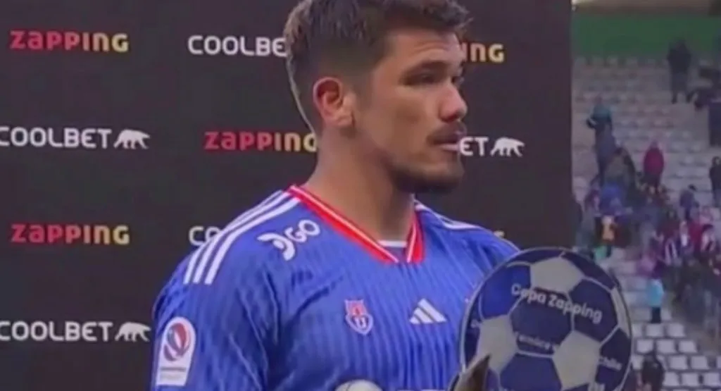 Casanova levantando la Copa Zapping | Captura