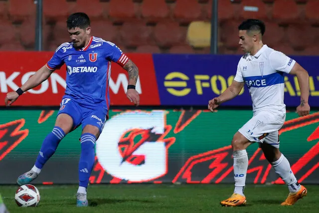 Casanova en el duelo ante la UC de la primera rueda (Photosport)