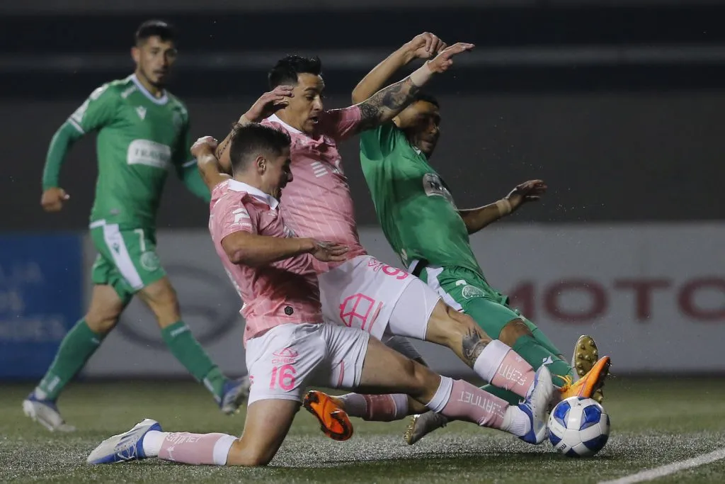 Fernando Zampedri protege a Clemente Montes en la UC (Photosport)
