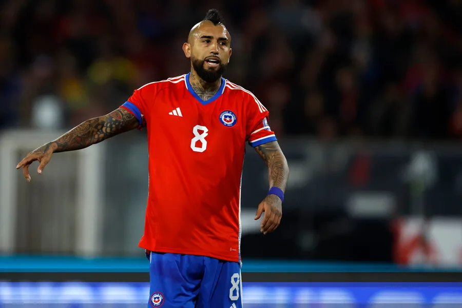 Arturo Vidal golpea la mesa por Jordhy Thompson. | Foto: Photosport