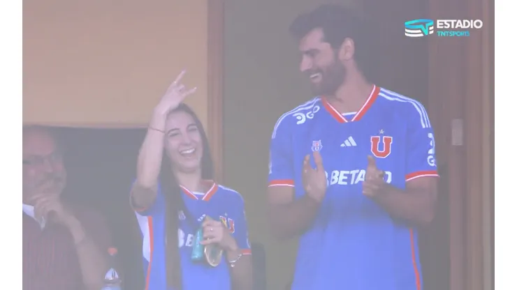 Valentina Toro y Marco Grimalt llegaron a Santa Laura a alentar a la Universidad de Chile (Foto: TNT Sports)