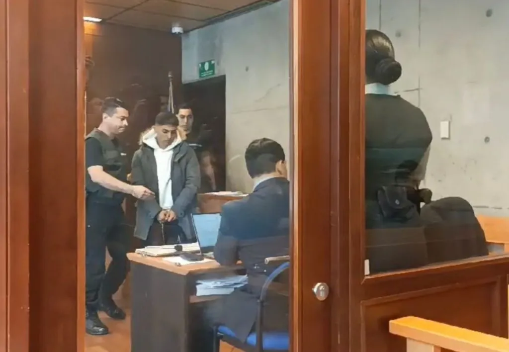 Así llegó Jordhy Thompson al Centro de Justicia donde fue formalizado por femicidio frustrado y desacato.