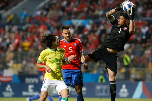 Brayan Cortés, cada vez más, ratifica su condición de portero titular en La Roja (Martin Thomas/Santiago 2023 via Photosport)