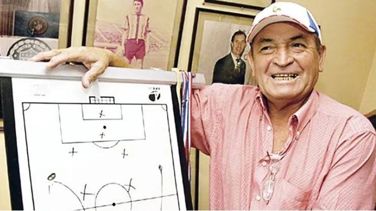 Clavito anota en su pizarra una alta exigencia a Eduardo Berizzo.