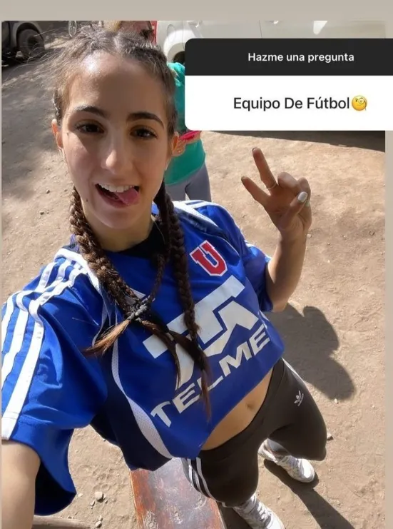 Valentina Toro posando con la camiseta de la Universidad de Chile | FOTO: Instagram