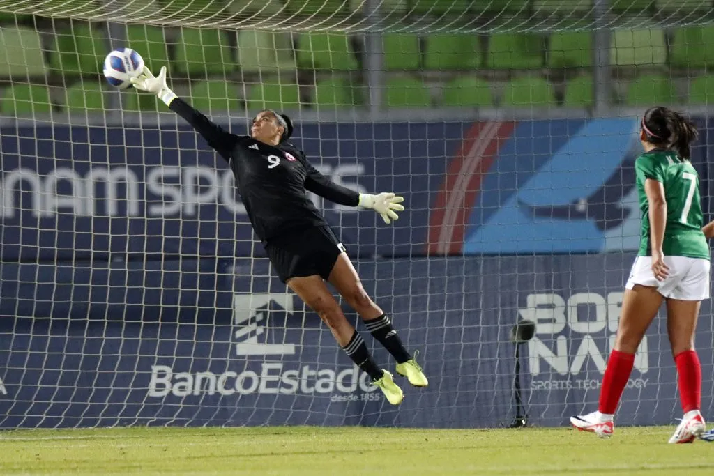 María José Urrutia fue vencida mediante un perfecto tiro libre de Rebeca Bernal.