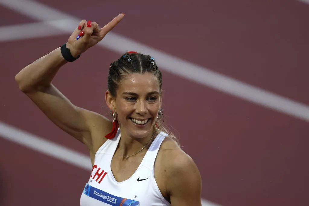 Isidora Jiménez logró la medalla de plata en la 4×100 (Foto de Andres Pina/Santiago 2023 via Photosport).