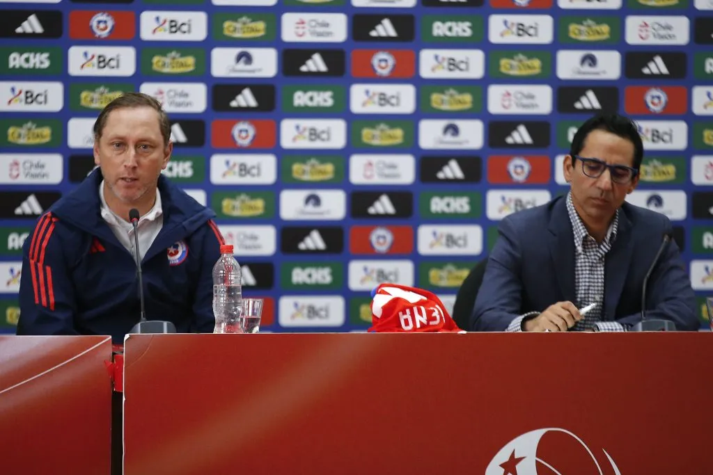 Mena y Robles tuvieron que salir a dar la cara tras el papelón de La Roja | FOTO: Dragomir Yankovic/Photosport