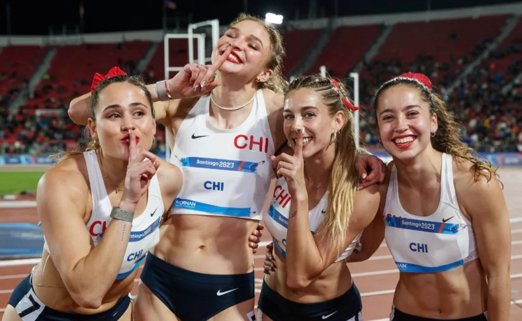 Jiménez y sus compañeras hicieron un llamativo gesto | FOTO: Photosport