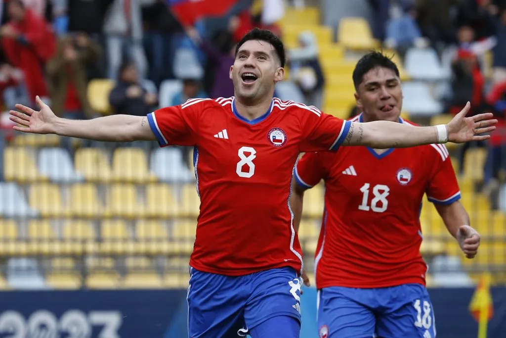 César Fuentes y Damián Pizarro son dos de los tres jugadores que el DT Gustavo Quinteros necesita lo antes posible de regreso en Colo Colo. (Foto: Raúl Zamora/Santiago 2023 vía Photosport)