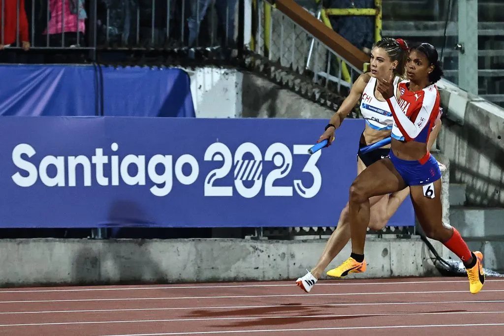 Isidora Jiménez realizó una gran carrera con el Team Chile en la 4×100 femenina (Santiago 2023 via Photosport)