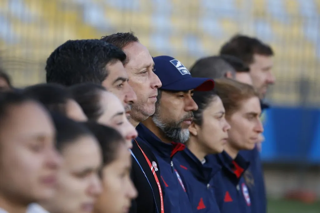 El cuerpo técnico de La Roja Femenina está en tela de juicio. (Foto: Raúl Zamora/Santiago 2023 vía Photosport)