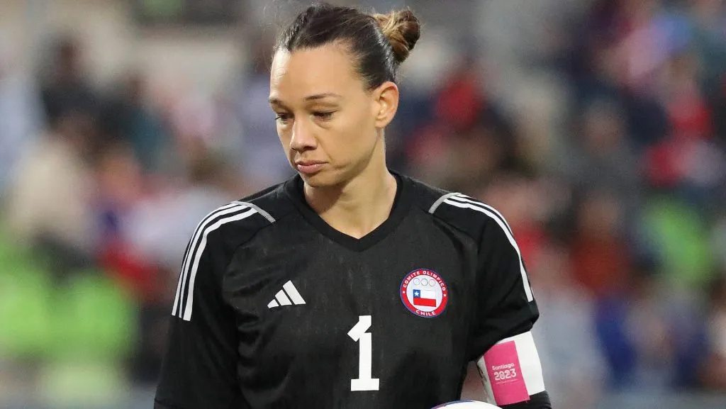 Christiane Endler con la camiseta de Chile