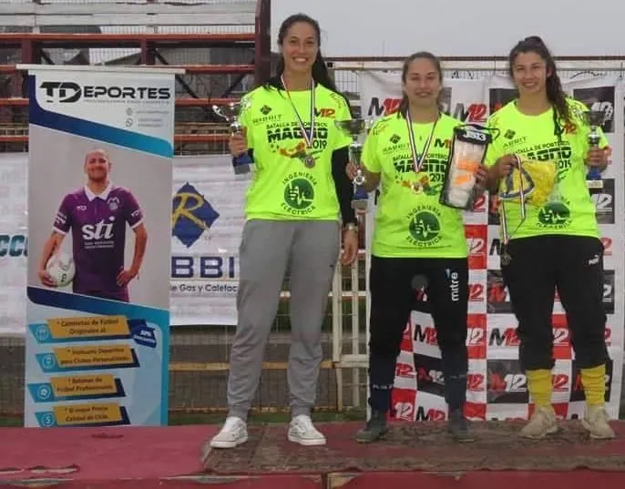 Franchesca Caniguán -al centro- ganó la Batalla de Porteros en Hualpén en 2019 (Cedida)